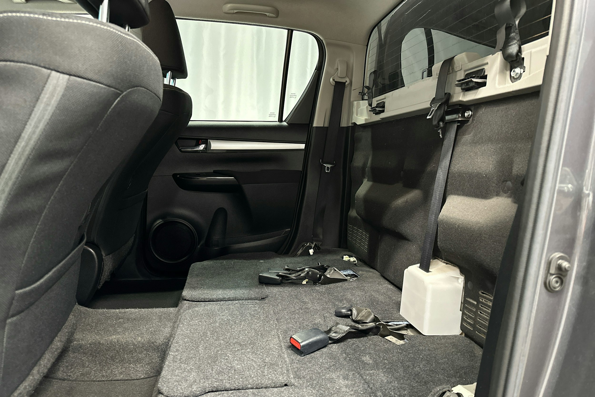 harmaa Toyota Hilux 2022 kuva 17.