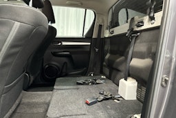 harmaa Toyota Hilux 2022 kuva 17.