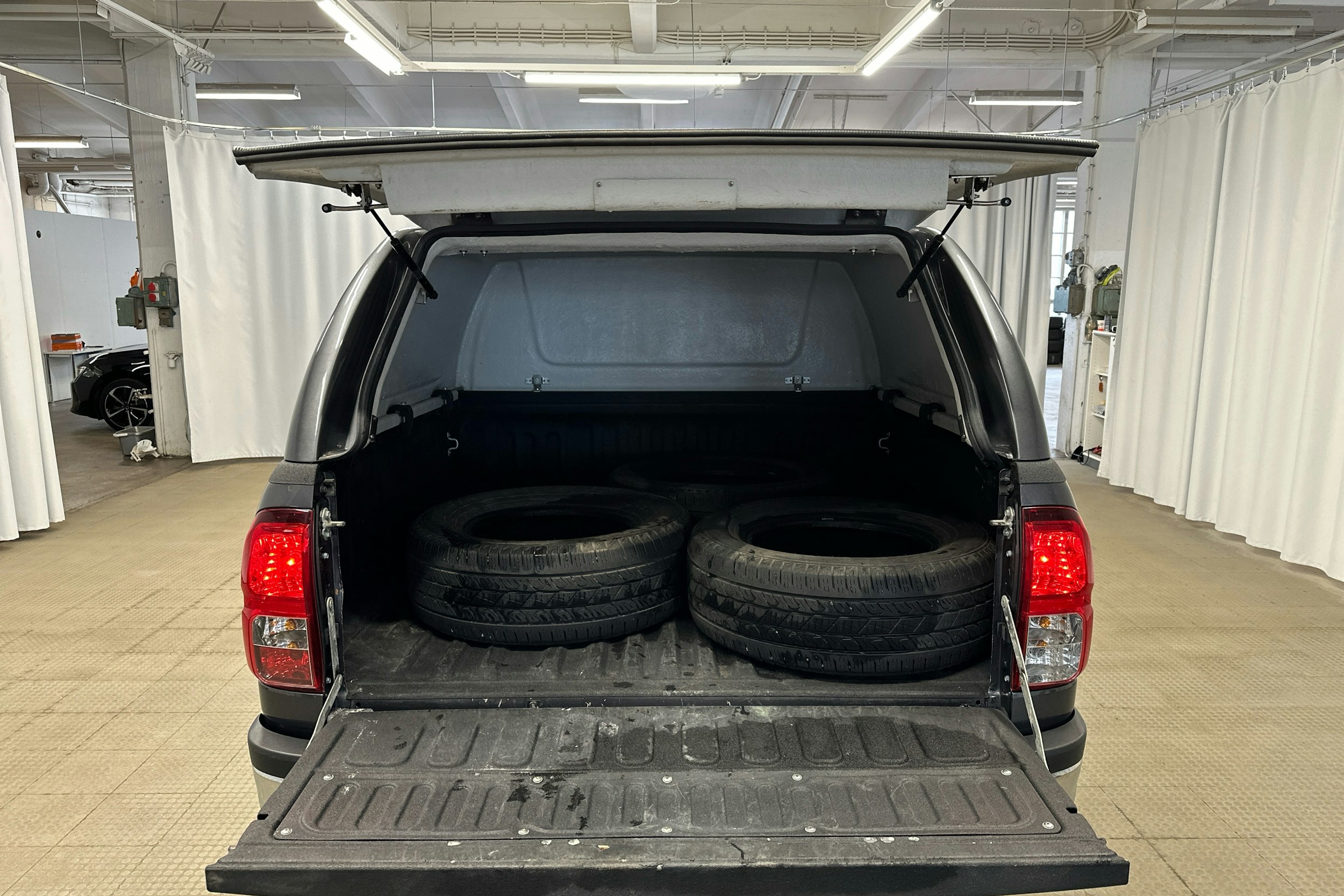harmaa Toyota Hilux 2022 kuva 18.