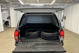 harmaa Toyota Hilux 2022 kuva 18.