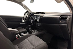 valkoinen Toyota Hilux 2022 kuva 9.