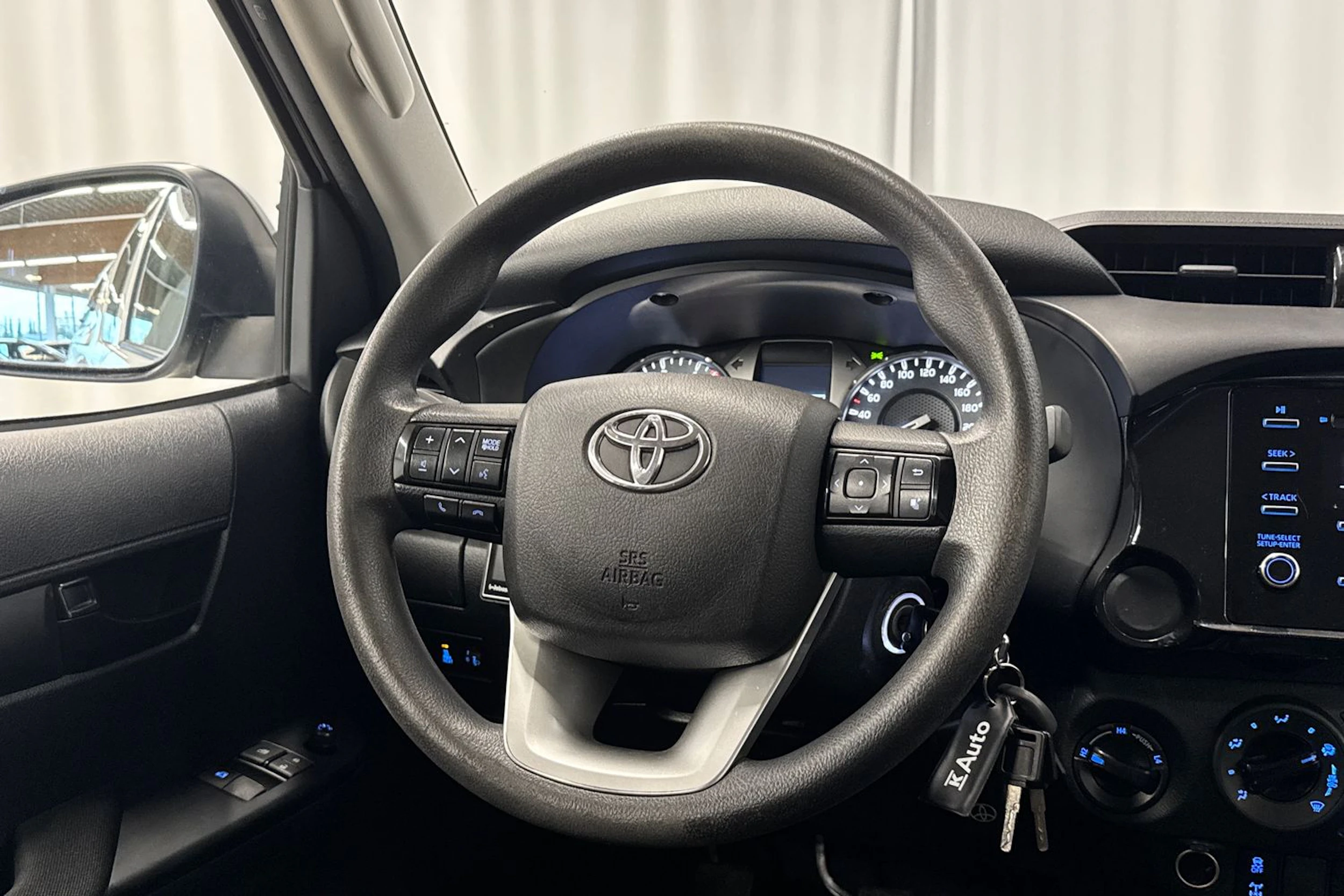 valkoinen Toyota Hilux 2022 kuva 13.