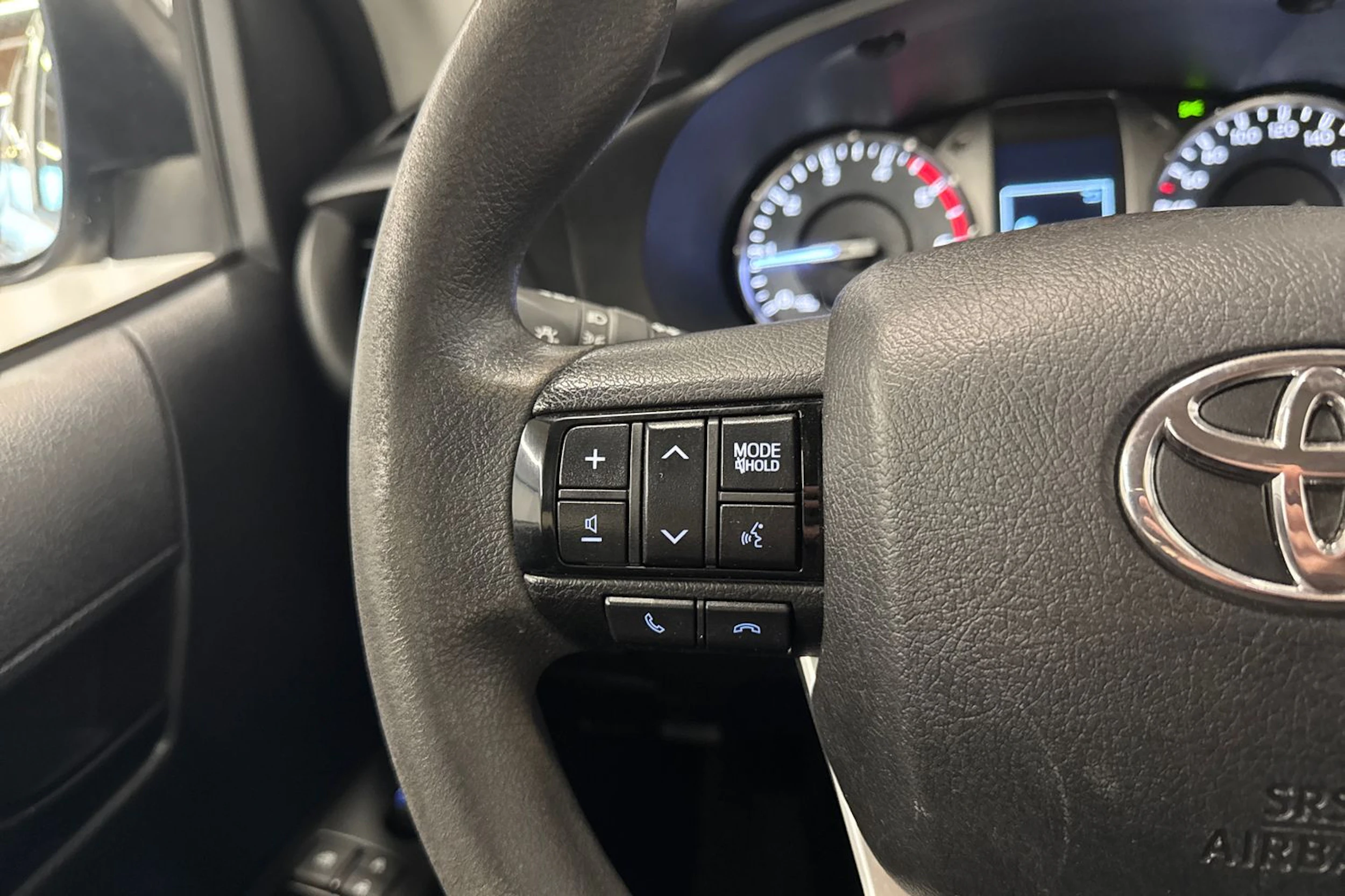 valkoinen Toyota Hilux 2022 kuva 16.