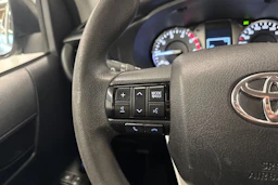 valkoinen Toyota Hilux 2022 kuva 16.