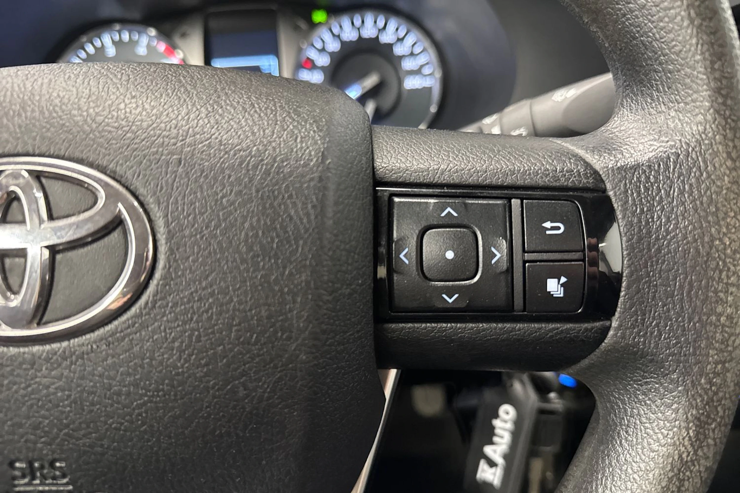 valkoinen Toyota Hilux 2022 kuva 17.