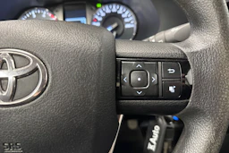 valkoinen Toyota Hilux 2022 kuva 17.