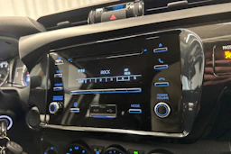 valkoinen Toyota Hilux 2022 kuva 18.