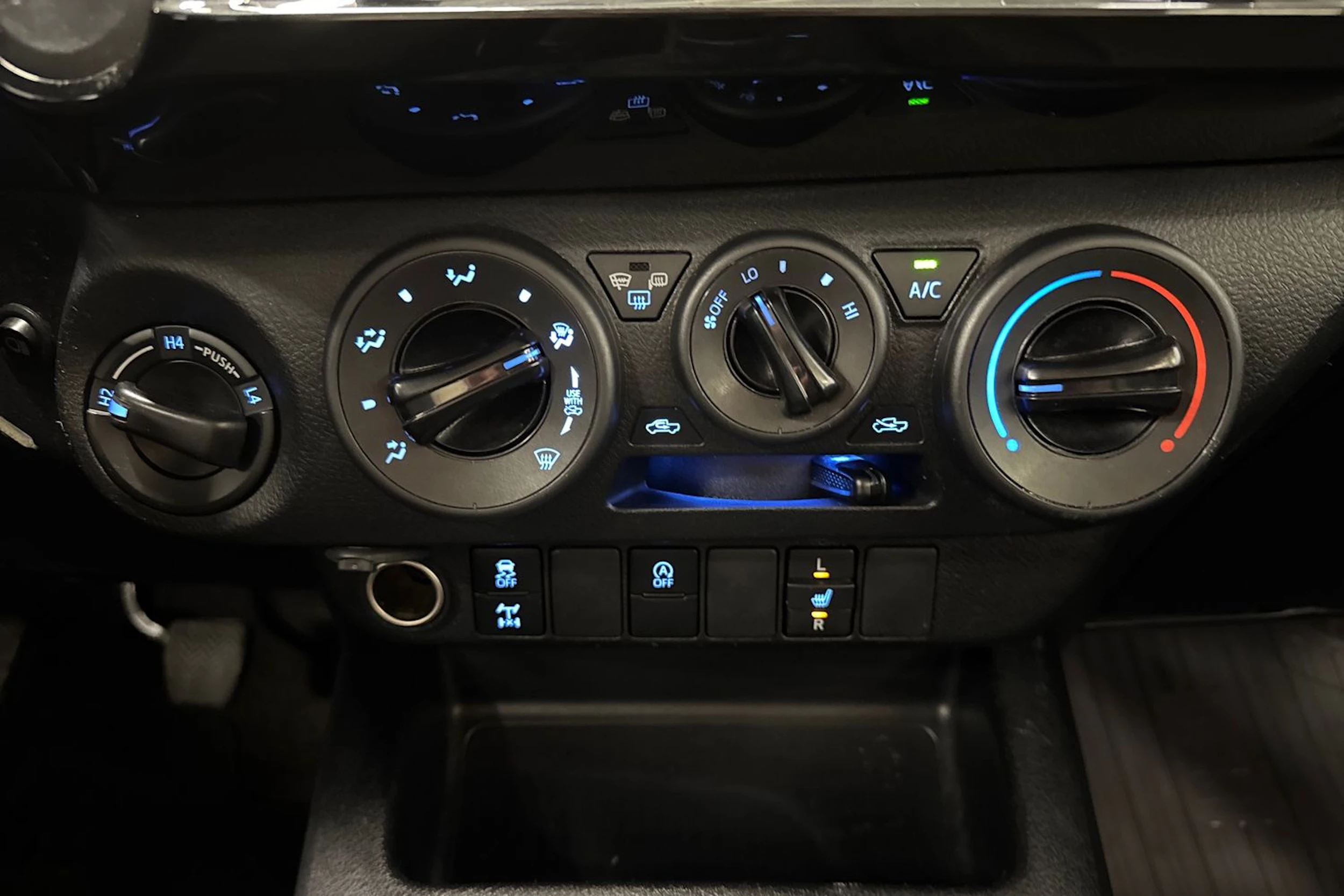 valkoinen Toyota Hilux 2022 kuva 19.