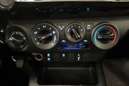 valkoinen Toyota Hilux 2022 kuva 19.