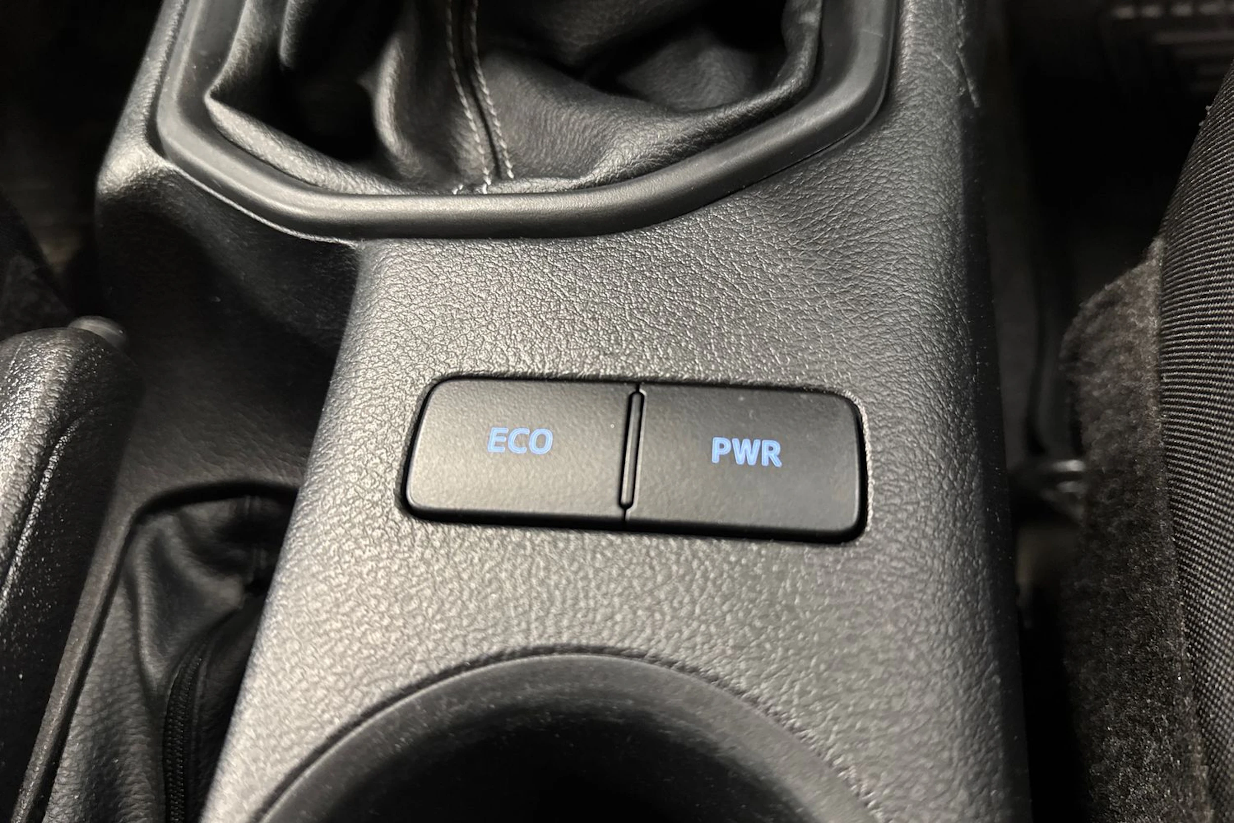 valkoinen Toyota Hilux 2022 kuva 20.