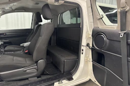 valkoinen Toyota Hilux 2022 kuva 22.