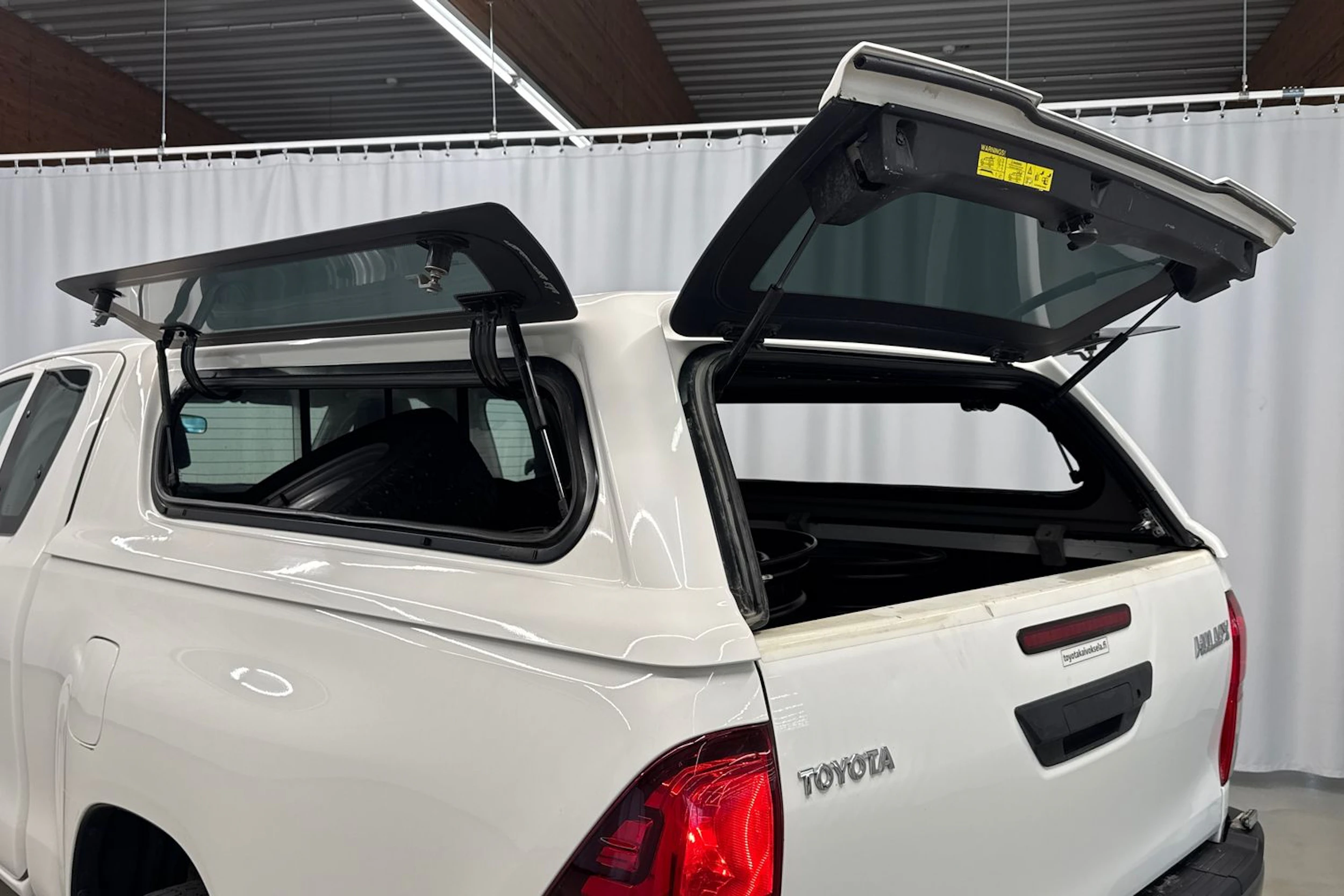 valkoinen Toyota Hilux 2022 kuva 23.