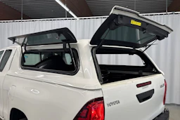 valkoinen Toyota Hilux 2022 kuva 23.