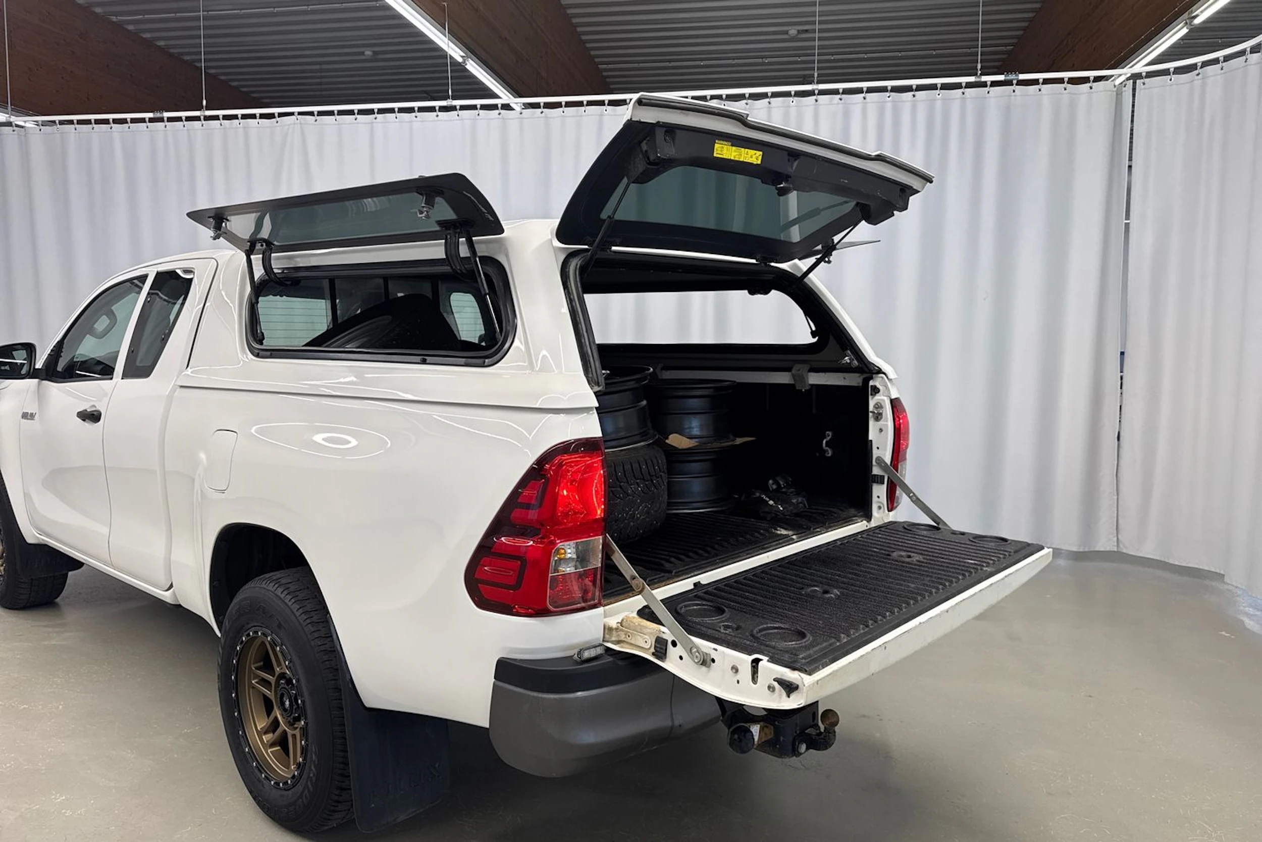 valkoinen Toyota Hilux 2022 kuva 24.