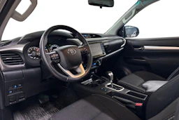 Ruskea (beige) Toyota Hilux 2022 kuva 3.