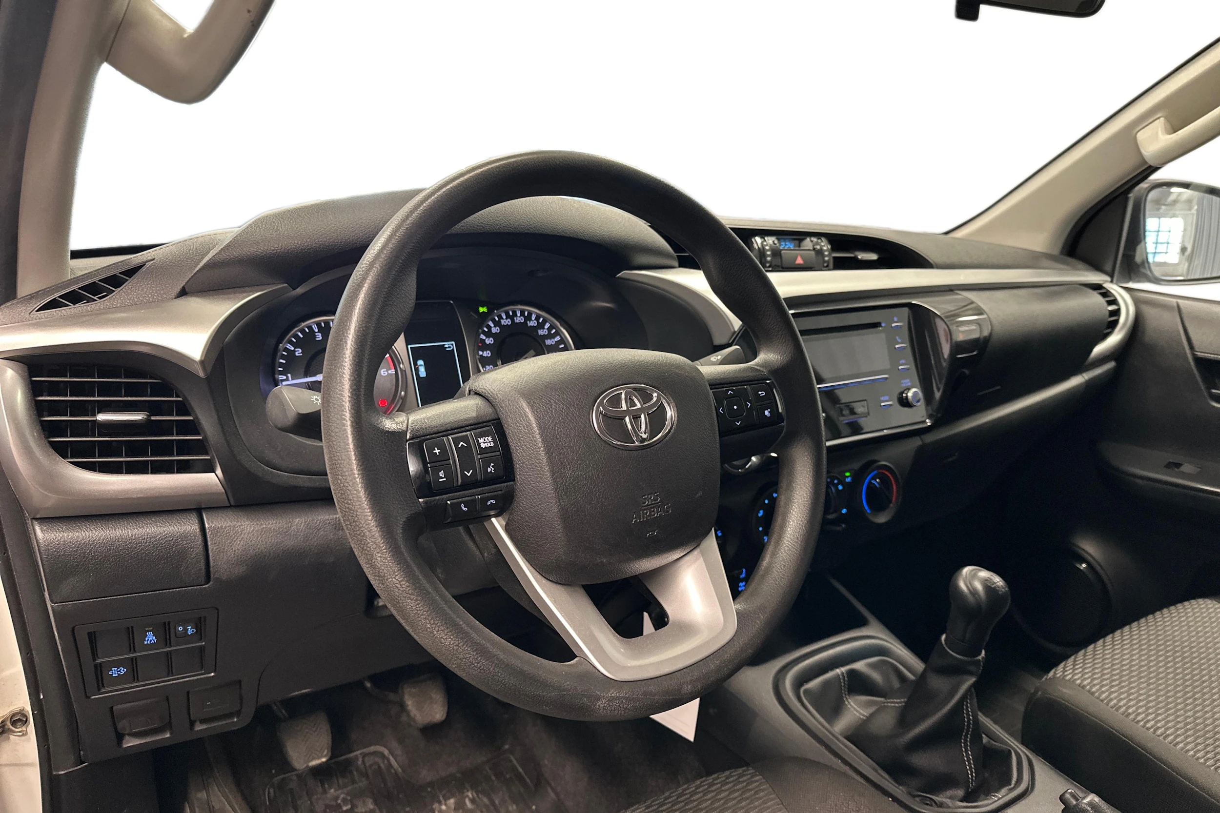 valkoinen Toyota Hilux 2022 kuva 3.