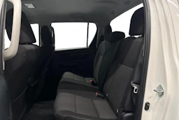 valkoinen Toyota Hilux 2022 kuva 8.