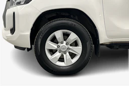 valkoinen Toyota Hilux 2022 kuva 9.