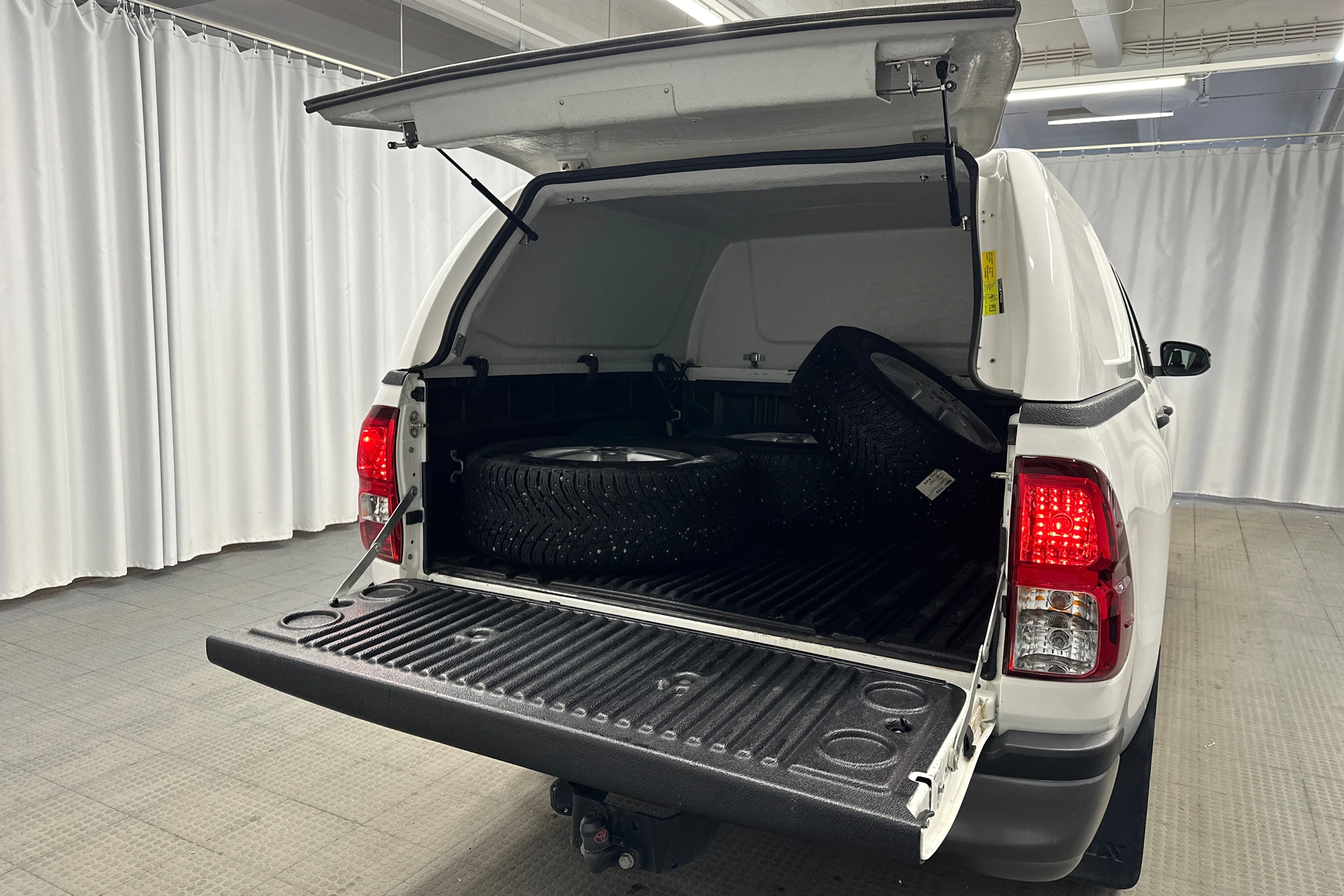 valkoinen Toyota Hilux 2022 kuva 11.