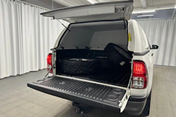 valkoinen Toyota Hilux 2022 kuva 11.