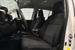 valkoinen Toyota Hilux 2022 kuva 14.