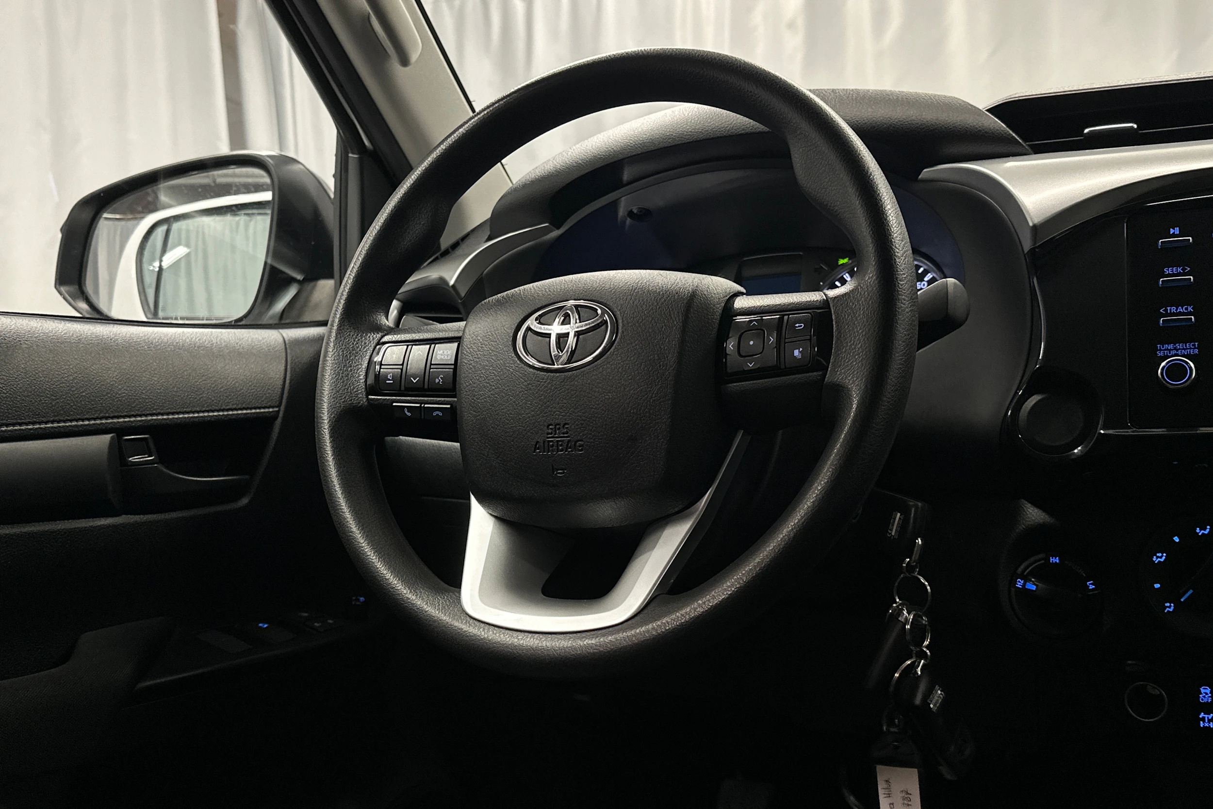 valkoinen Toyota Hilux 2022 kuva 15.