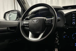 valkoinen Toyota Hilux 2022 kuva 15.