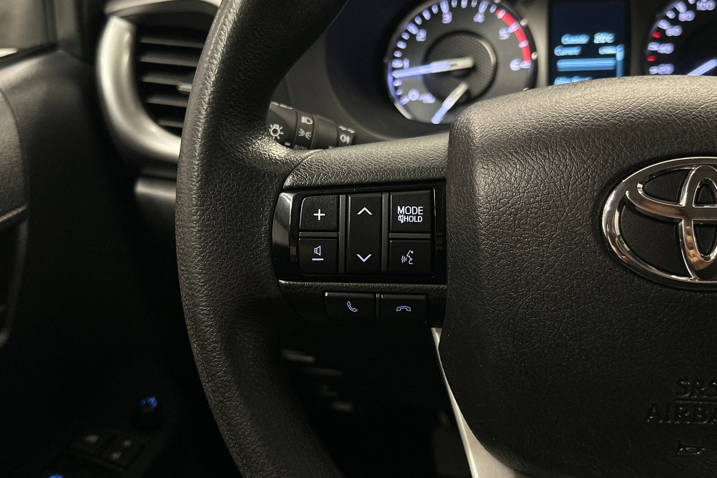 valkoinen Toyota Hilux 2022 kuva 16.