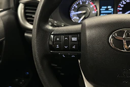 valkoinen Toyota Hilux 2022 kuva 16.