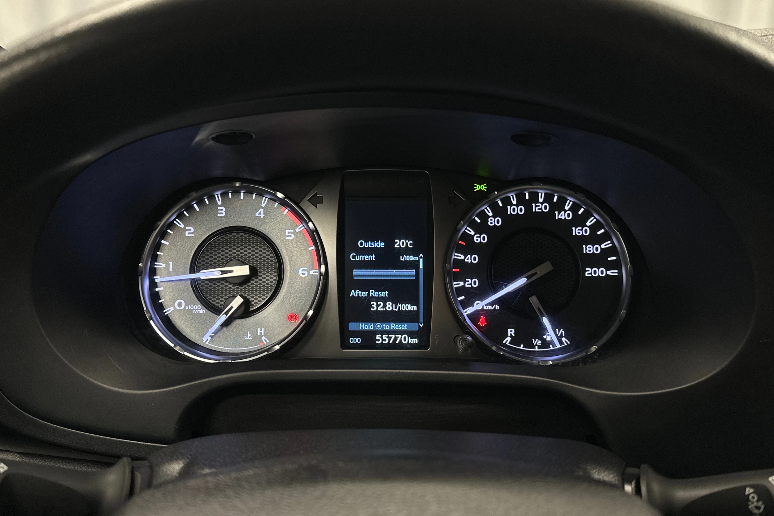 valkoinen Toyota Hilux 2022 kuva 18.