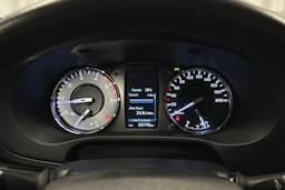 valkoinen Toyota Hilux 2022 kuva 18.