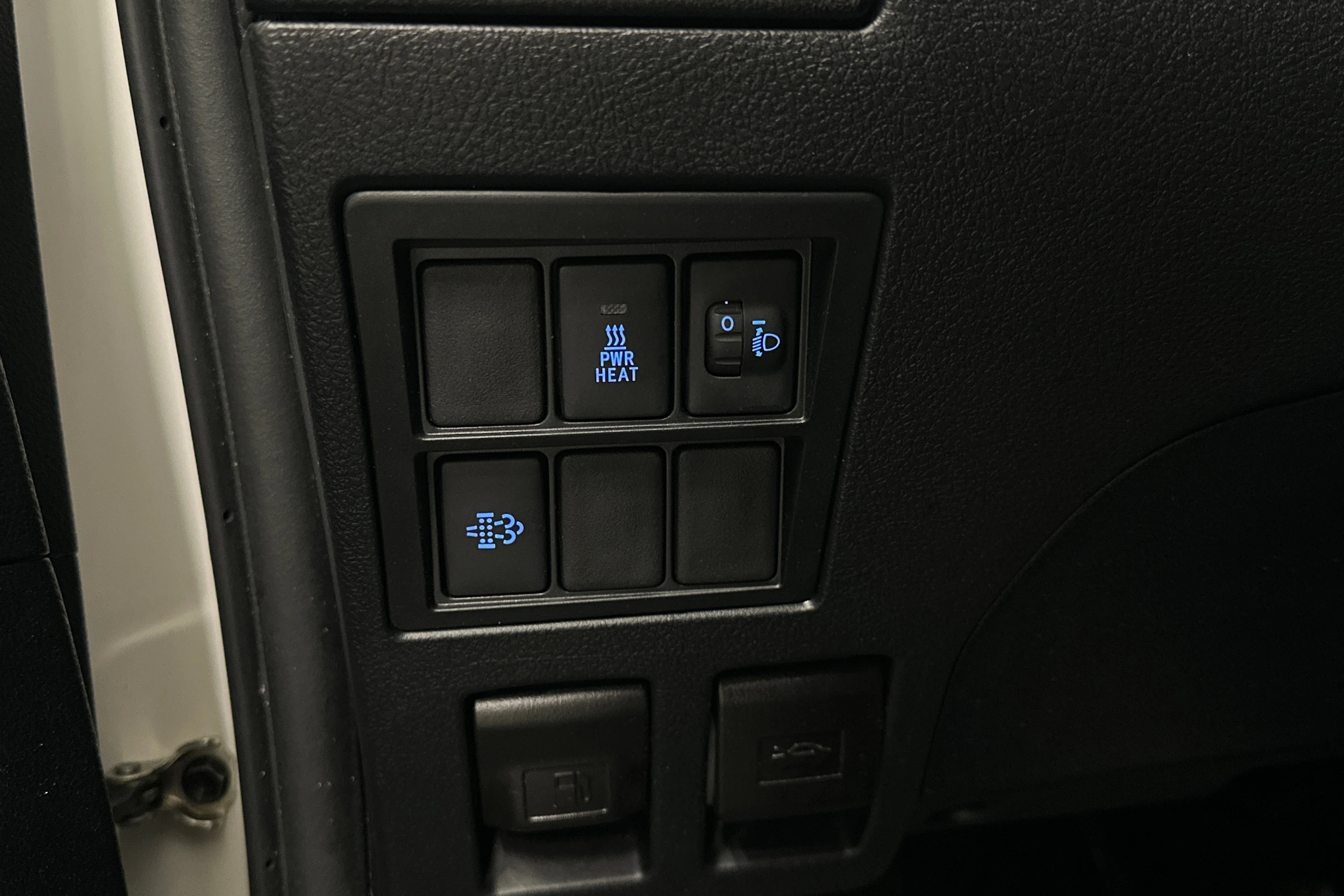 valkoinen Toyota Hilux 2022 kuva 19.