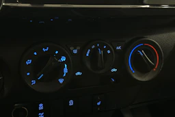 valkoinen Toyota Hilux 2022 kuva 22.