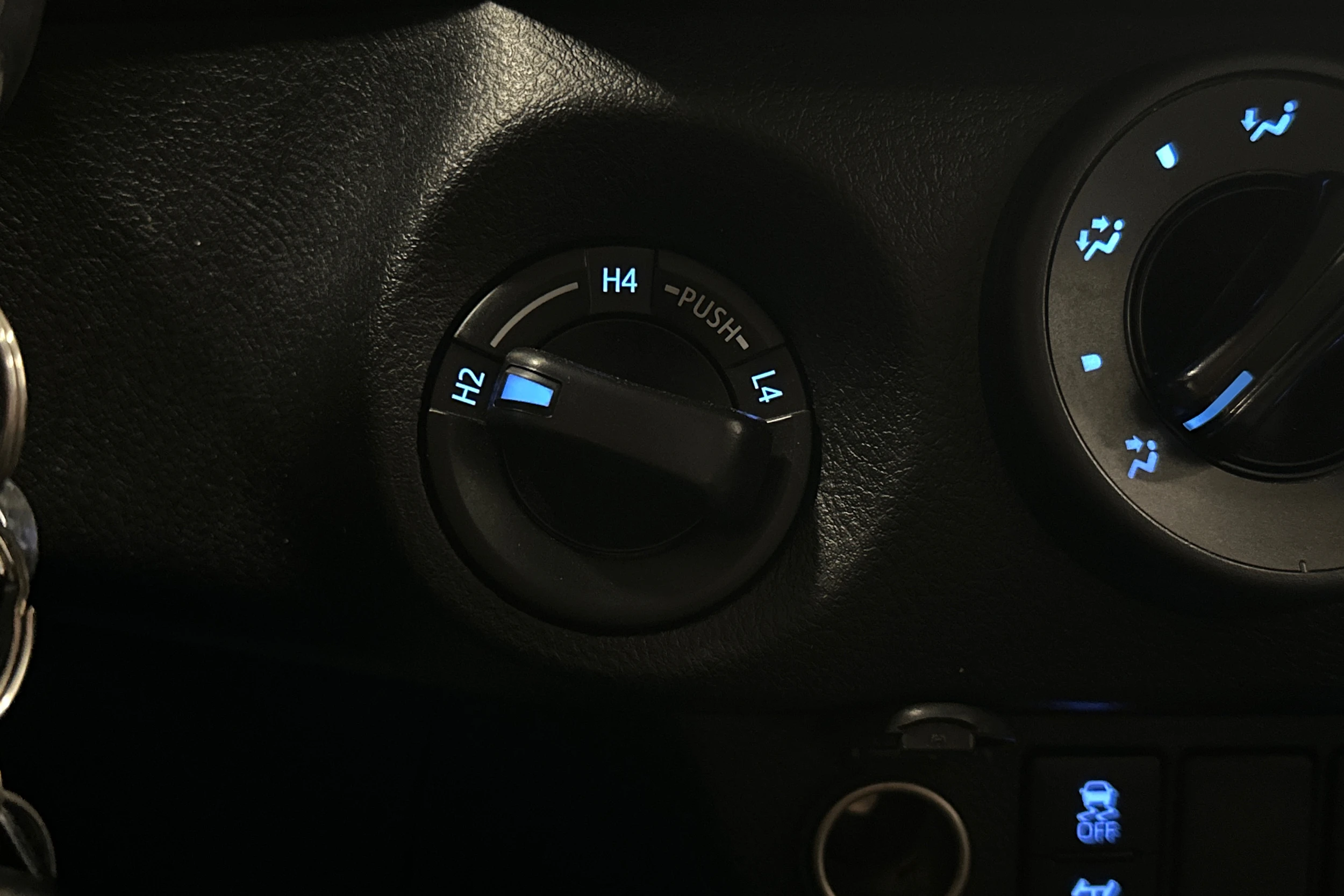 valkoinen Toyota Hilux 2022 kuva 23.