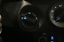 valkoinen Toyota Hilux 2022 kuva 23.