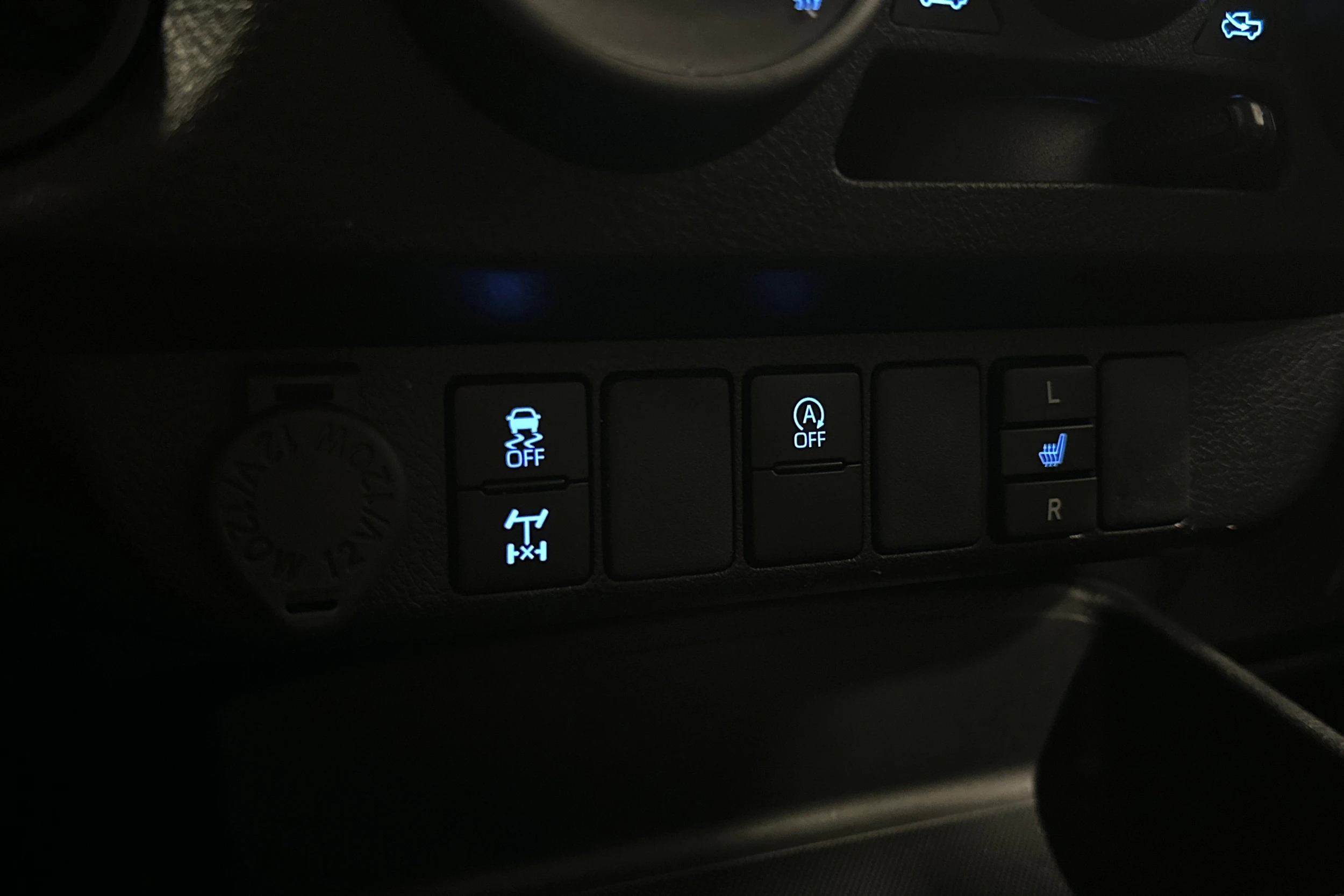valkoinen Toyota Hilux 2022 kuva 24.