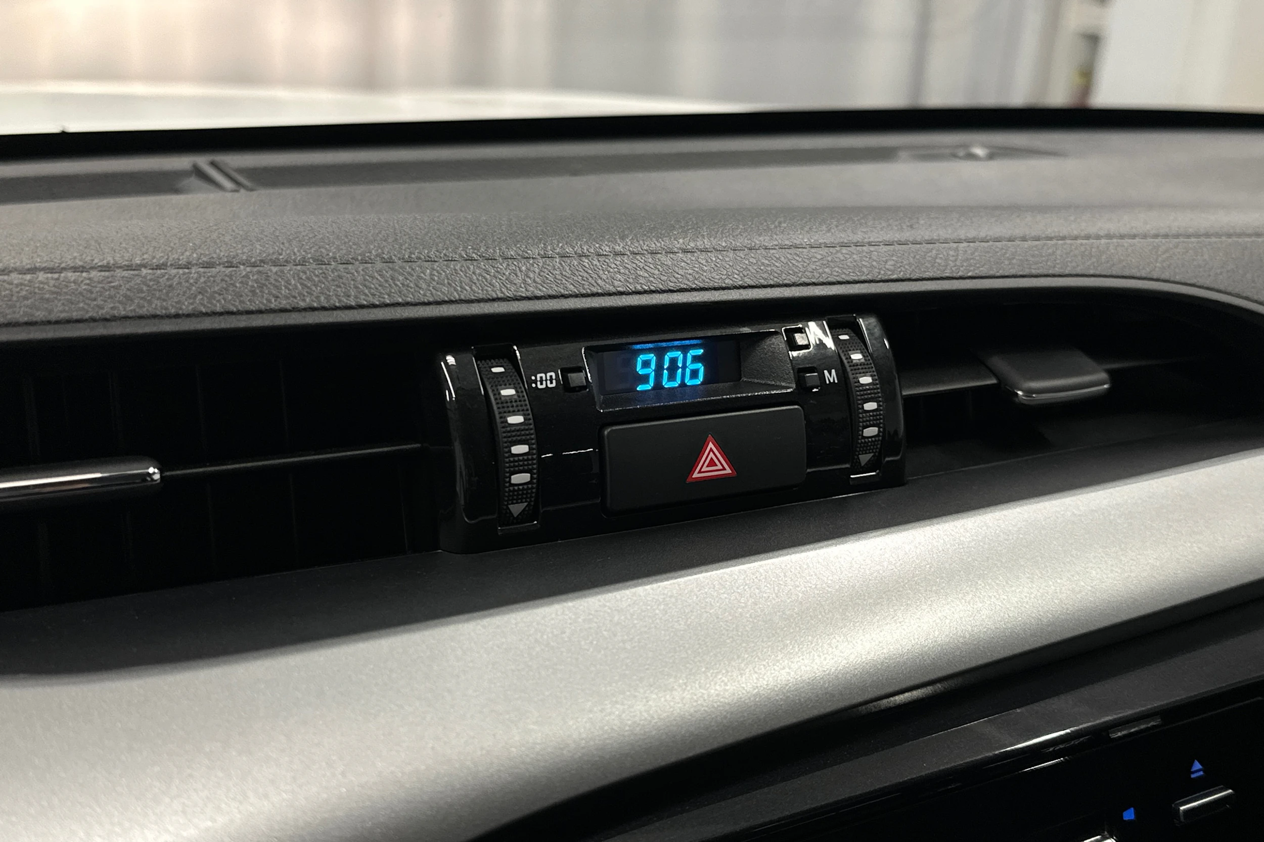 valkoinen Toyota Hilux 2022 kuva 25.