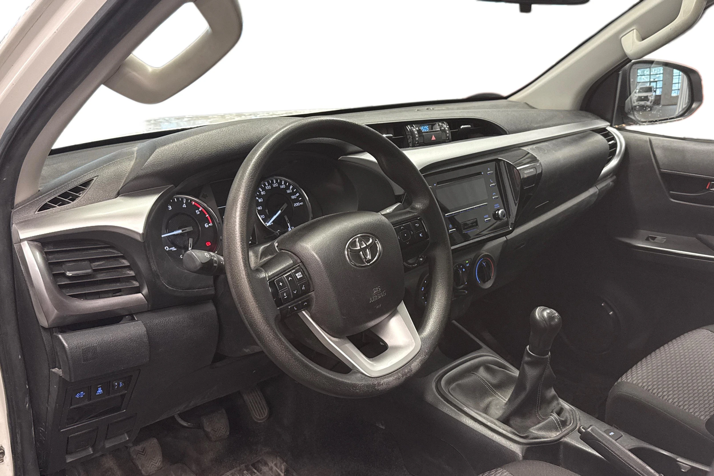 valkoinen Toyota Hilux 2022 kuva 3.