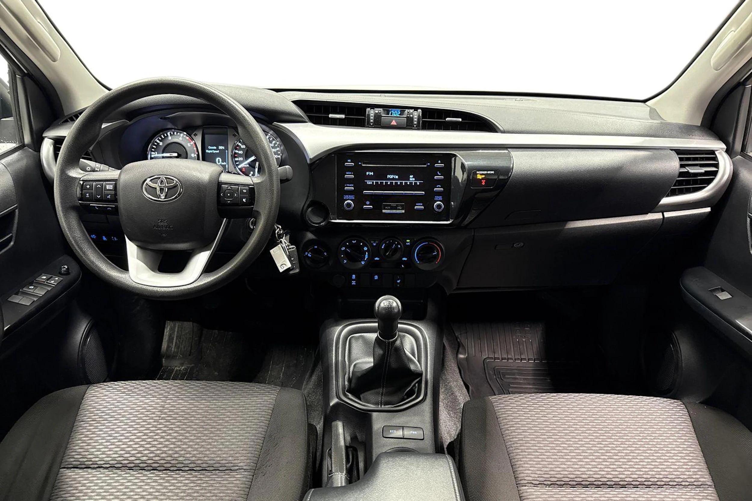 valkoinen Toyota Hilux 2022 kuva 9.