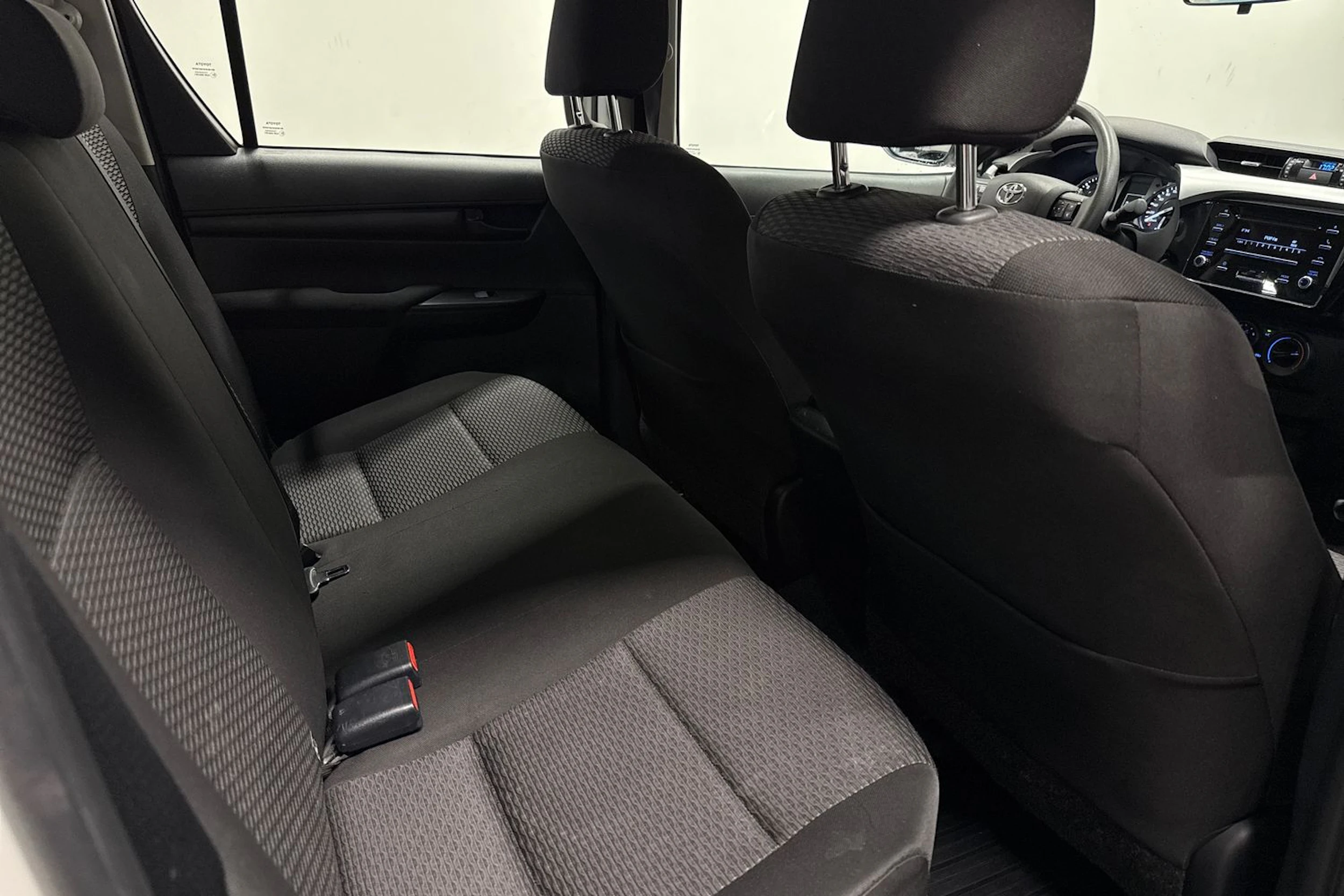 valkoinen Toyota Hilux 2022 kuva 13.