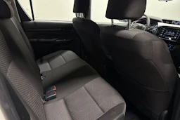 valkoinen Toyota Hilux 2022 kuva 13.