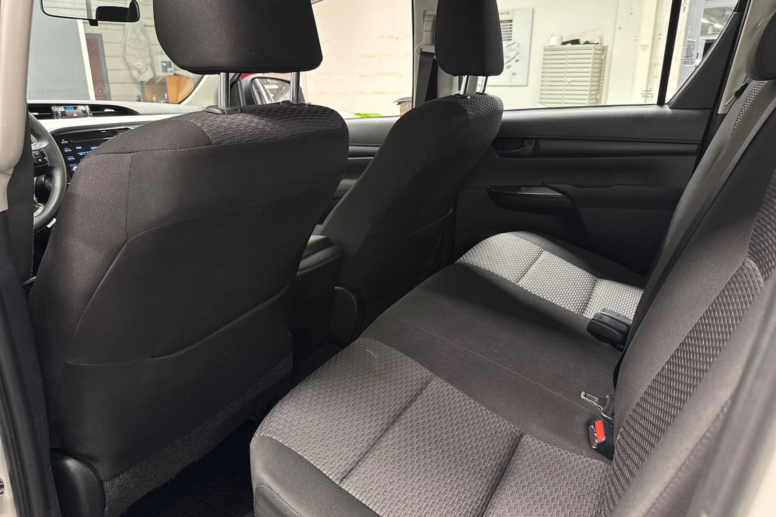 valkoinen Toyota Hilux 2022 kuva 15.