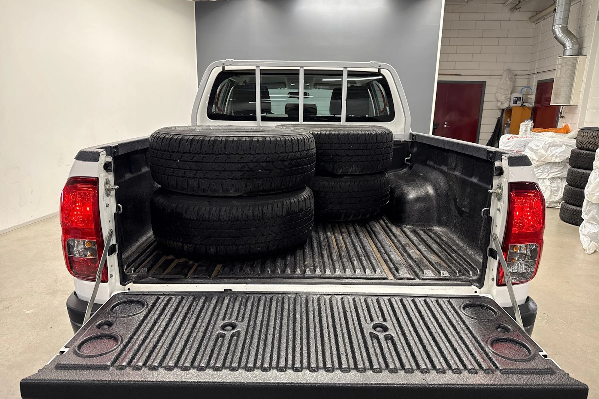 valkoinen Toyota Hilux 2022 kuva 16.