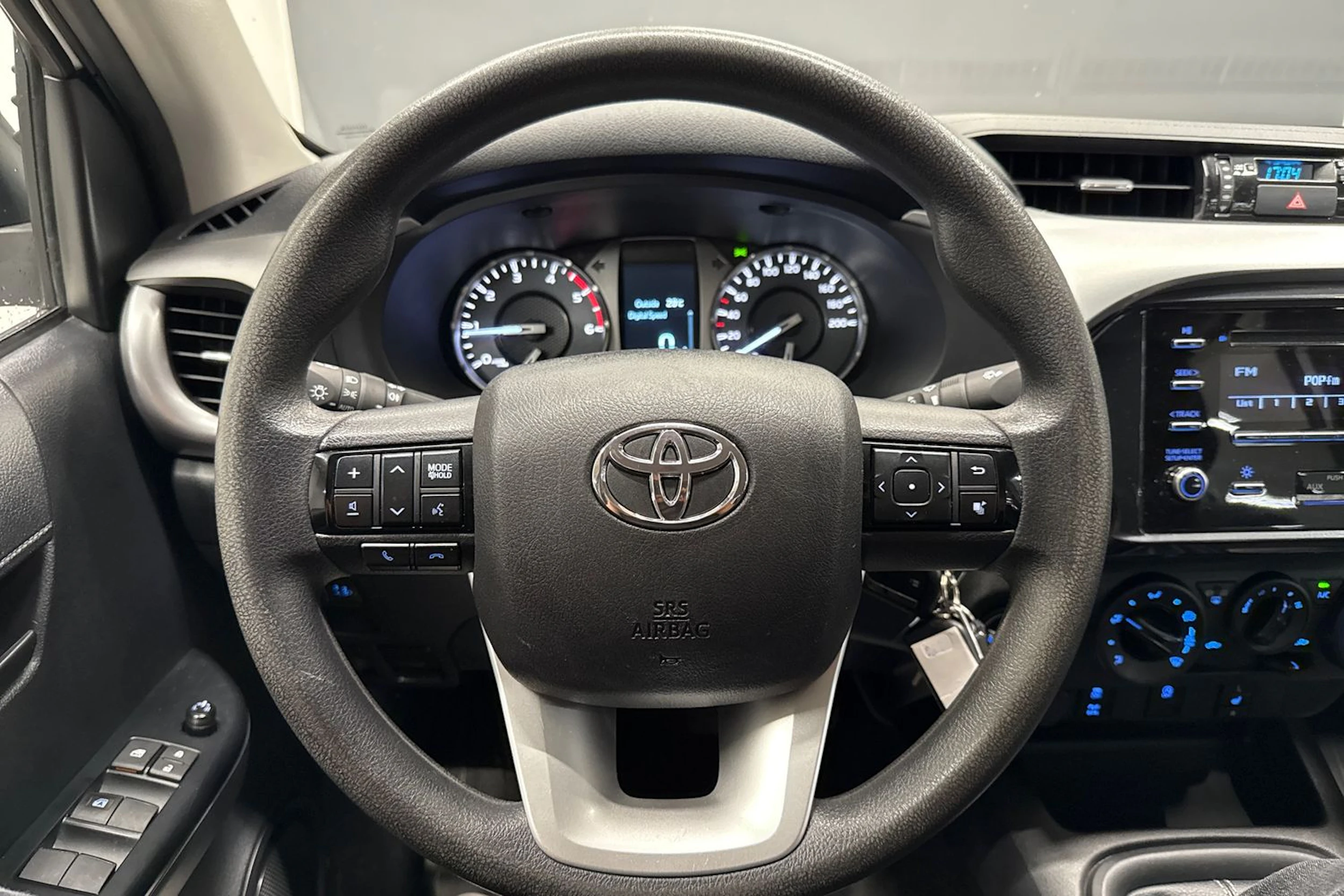 valkoinen Toyota Hilux 2022 kuva 20.