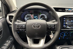 valkoinen Toyota Hilux 2022 kuva 20.