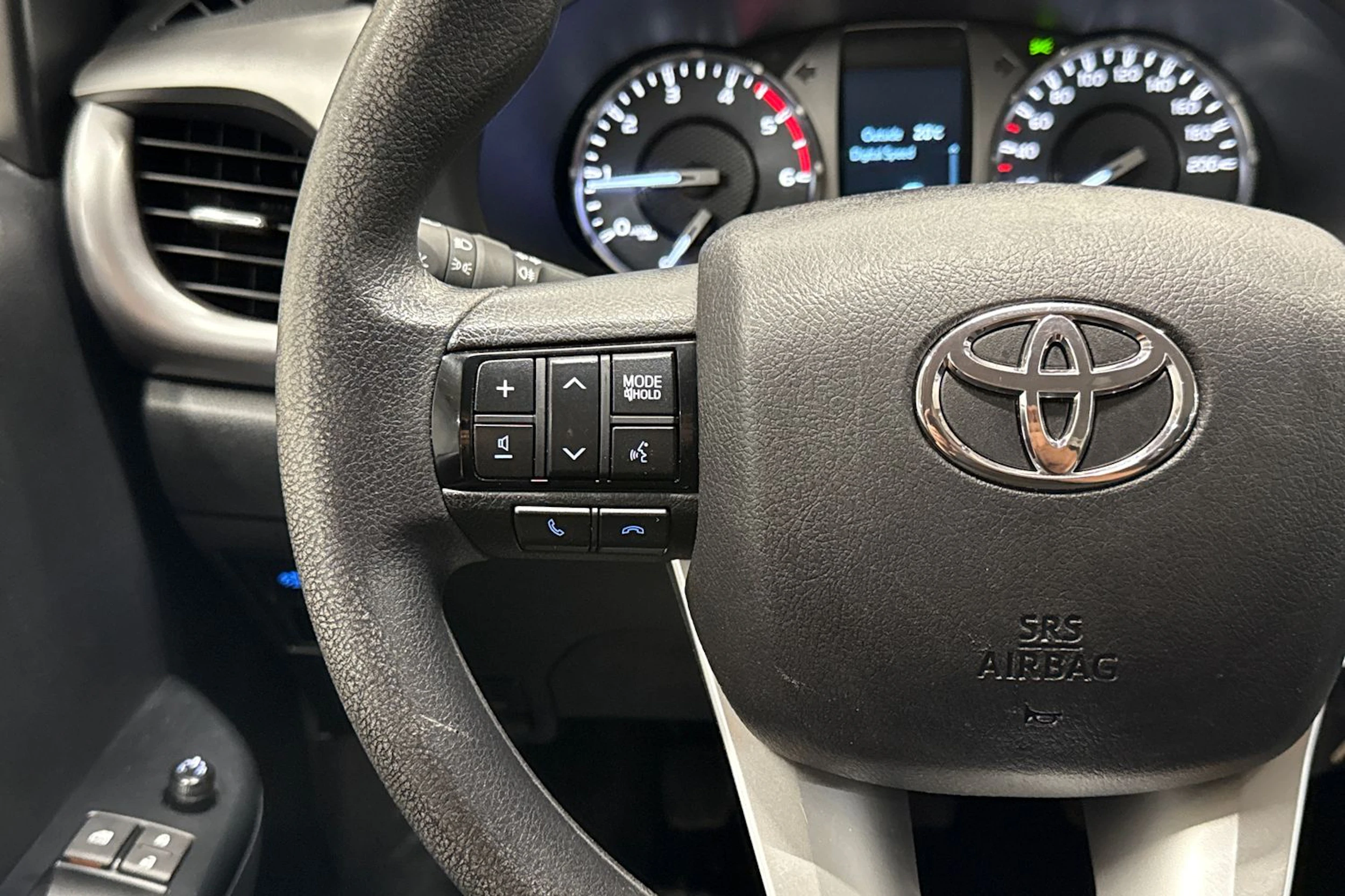 valkoinen Toyota Hilux 2022 kuva 21.