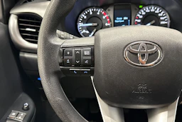 valkoinen Toyota Hilux 2022 kuva 21.