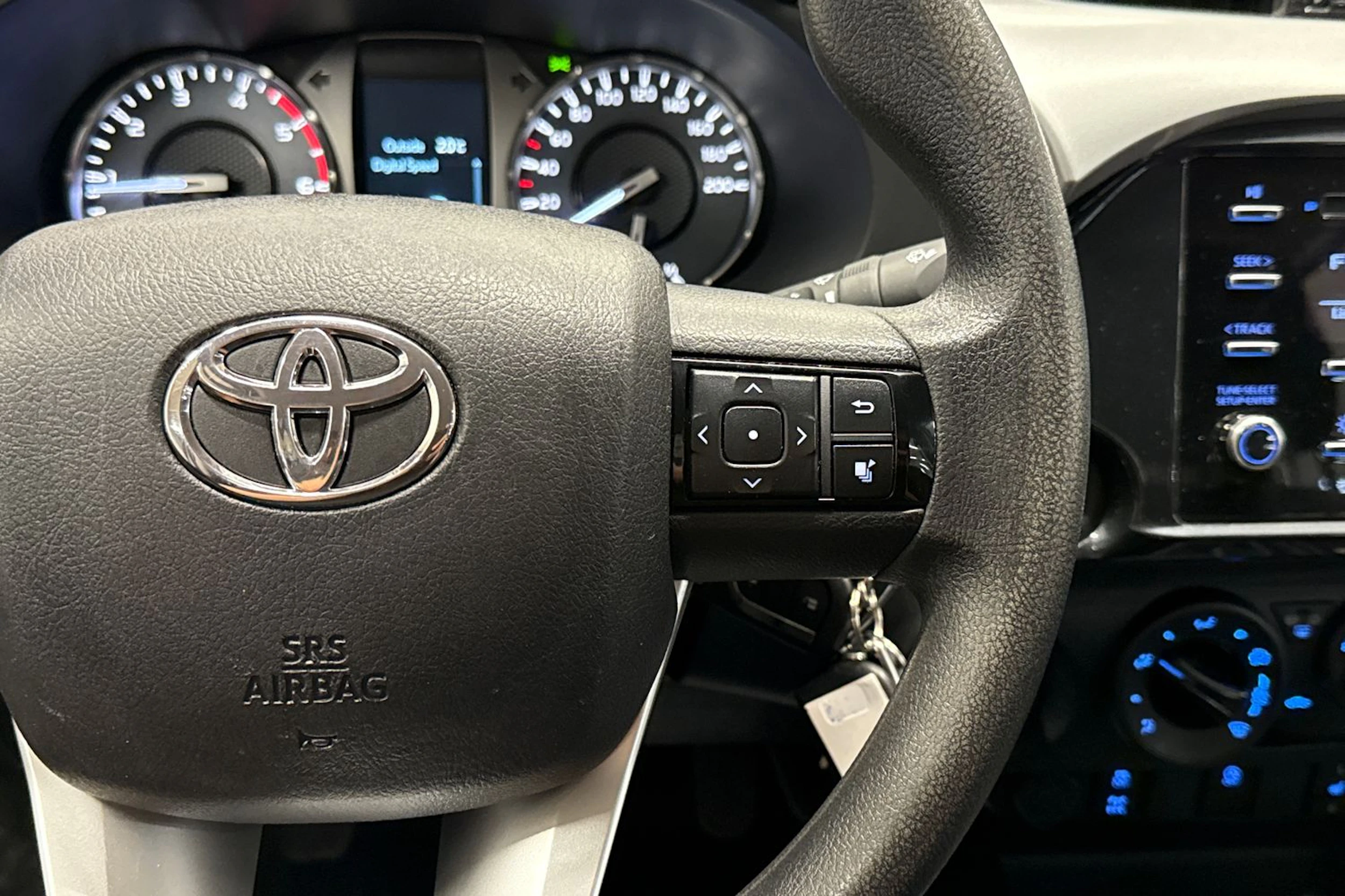 valkoinen Toyota Hilux 2022 kuva 22.