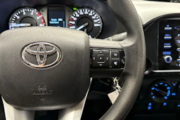 valkoinen Toyota Hilux 2022 kuva 22.