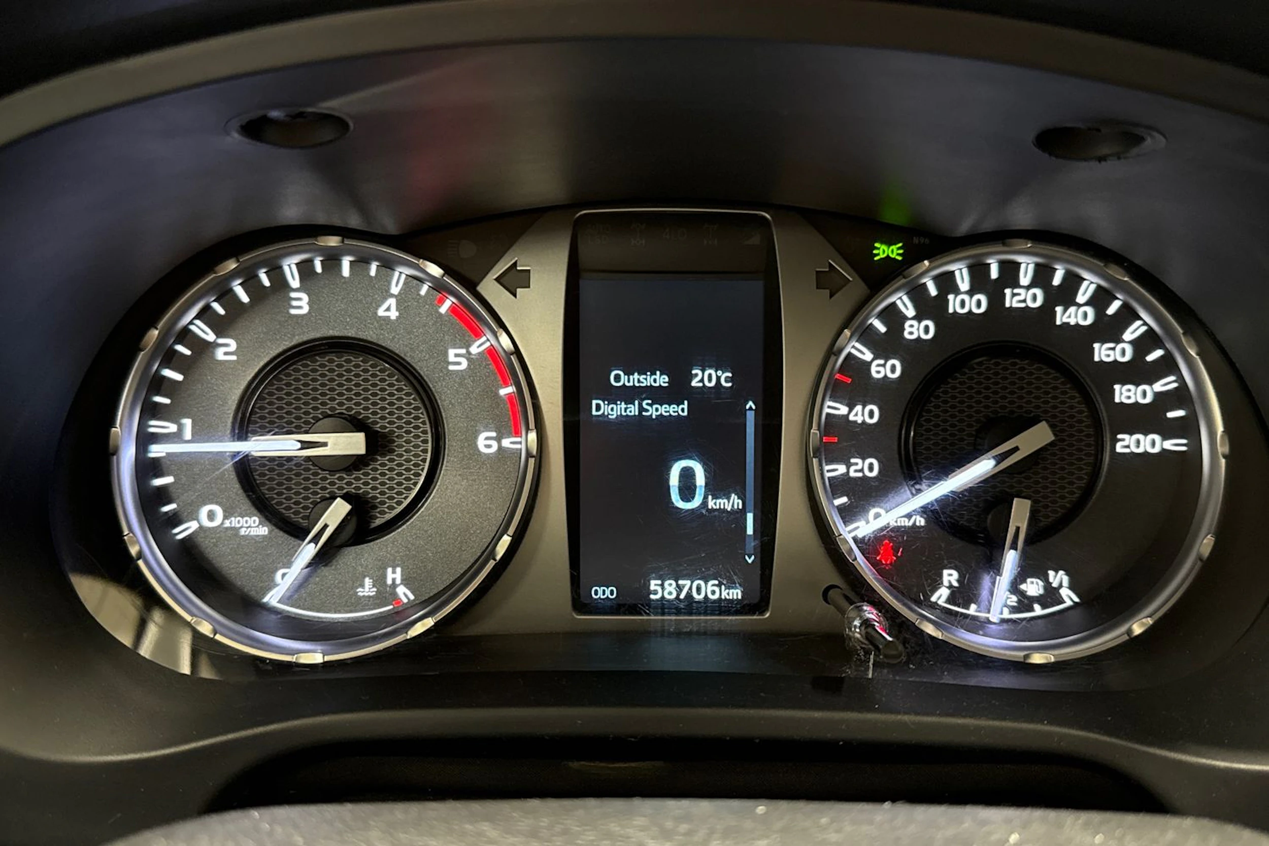 valkoinen Toyota Hilux 2022 kuva 23.
